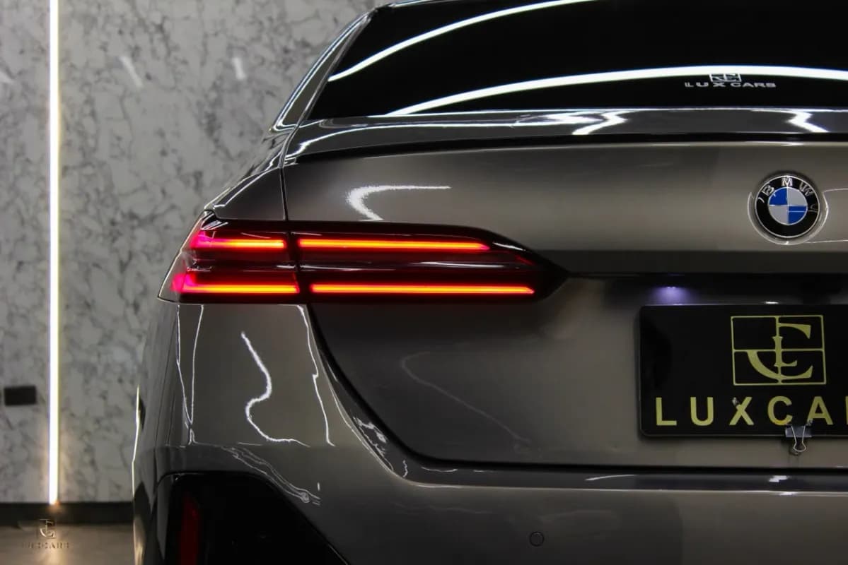 بي ام دبليو 520i 2024 ام سبورت فضي أوتوماتيك — مستعملة