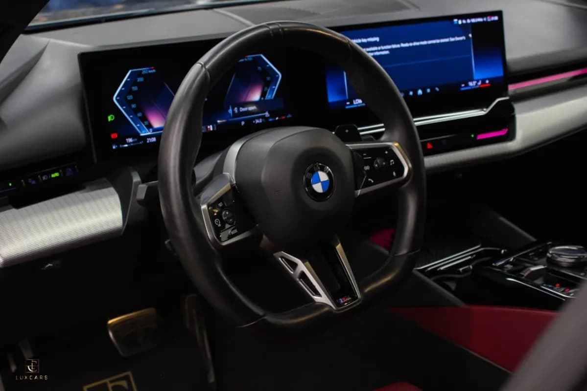 بي ام دبليو 520i 2024 ام سبورت فضي أوتوماتيك — مستعملة