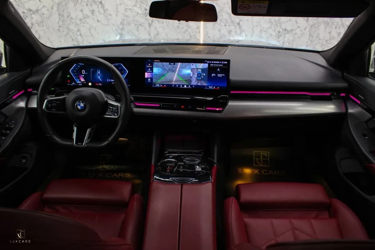 بي ام دبليو 520i 2024 ام سبورت فضي أوتوماتيك — مستعملة