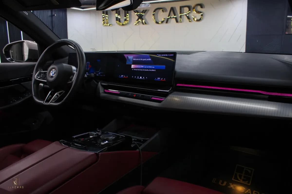 بي ام دبليو 520i 2024 ام سبورت فضي أوتوماتيك — مستعملة