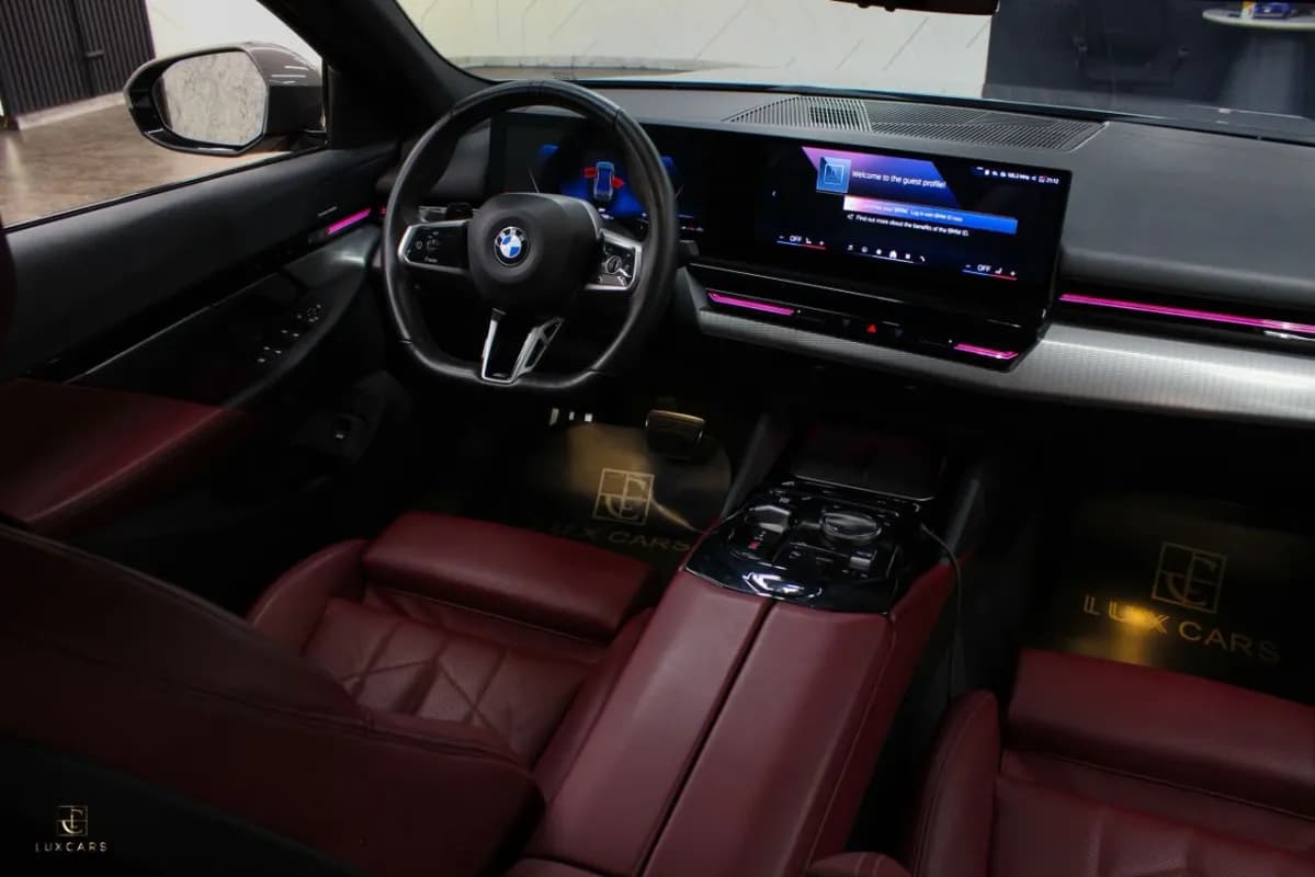 بي ام دبليو 520i 2024 ام سبورت فضي أوتوماتيك — مستعملة
