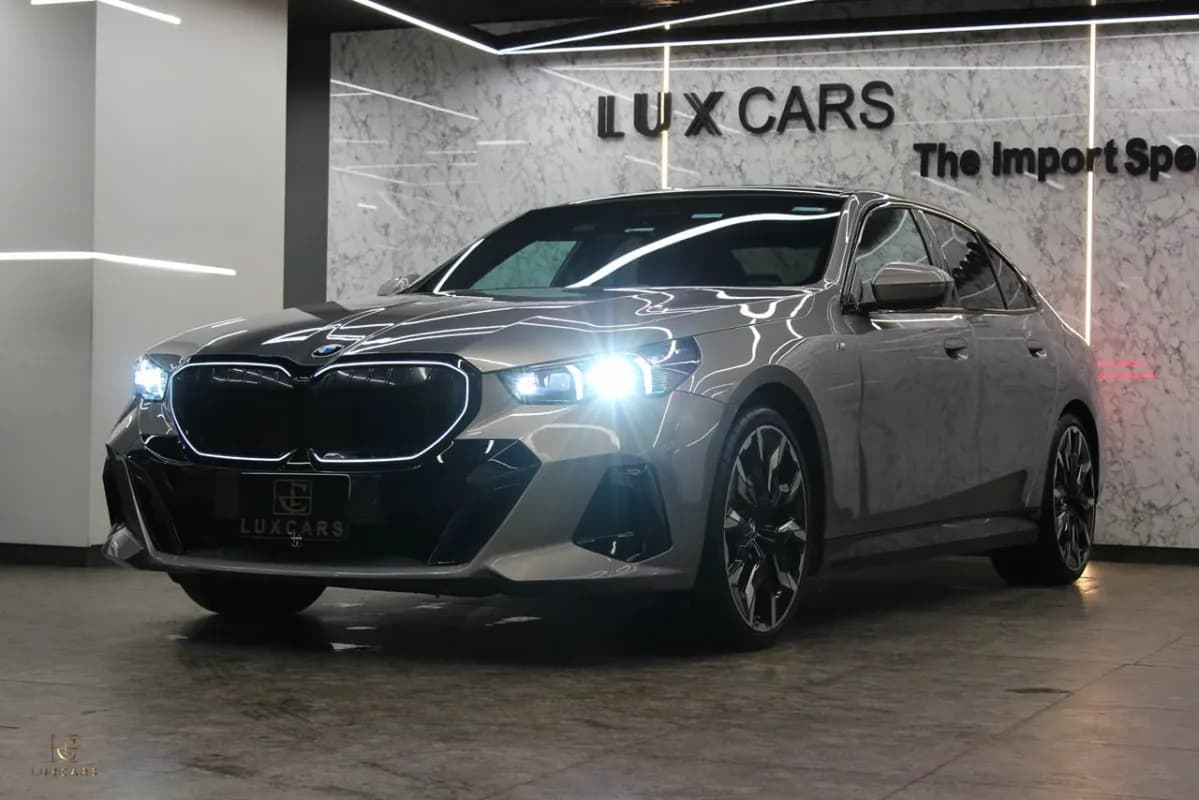 بي ام دبليو 520i 2024 ام سبورت فضي أوتوماتيك — مستعملة
