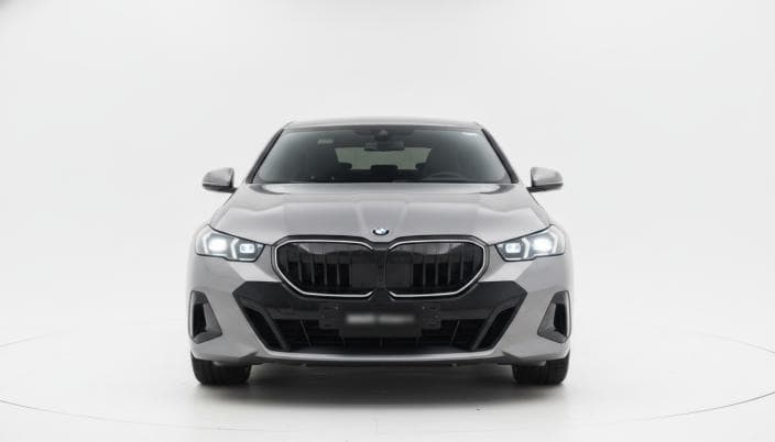 بي ام دبليو 520i 2024 ام سبورت فضي أوتوماتيك — مستعملة - 1