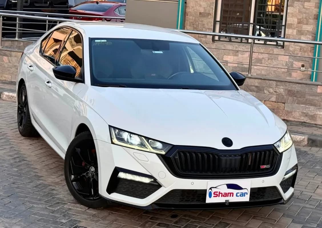 سكودا اوكتافيا A8 2021 في ار اس أبيض أوتوماتيك — مستعملة