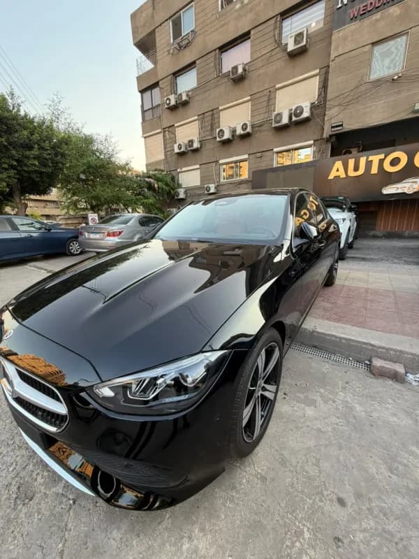 مرسيدس بنز C200 2025 افنتجراد أسود أوتوماتيك — مستعملة