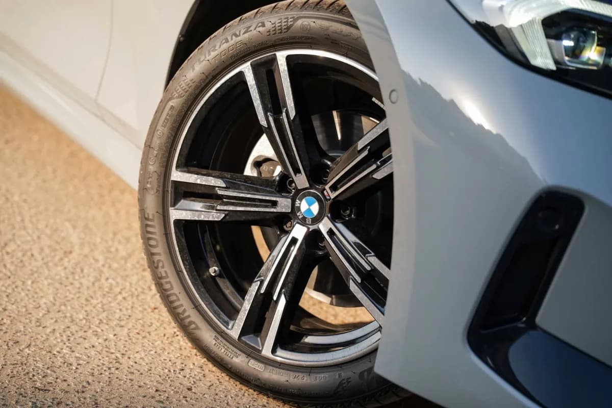 بي ام دبليو 320i 2026 ام سبورت رمادي ناردو أوتوماتيك — جديدة