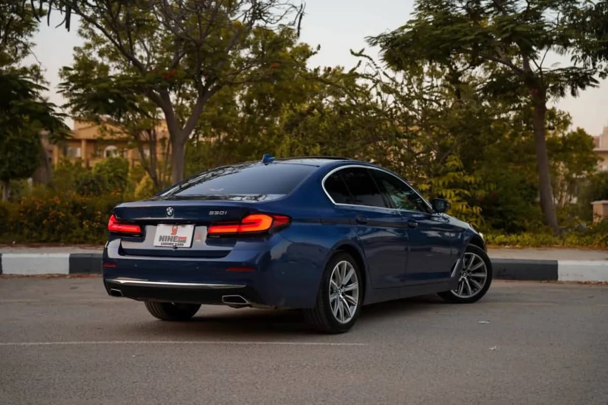 بي ام دبليو 530i 2023 لاكشري أزرق أوتوماتيك — مستعملة