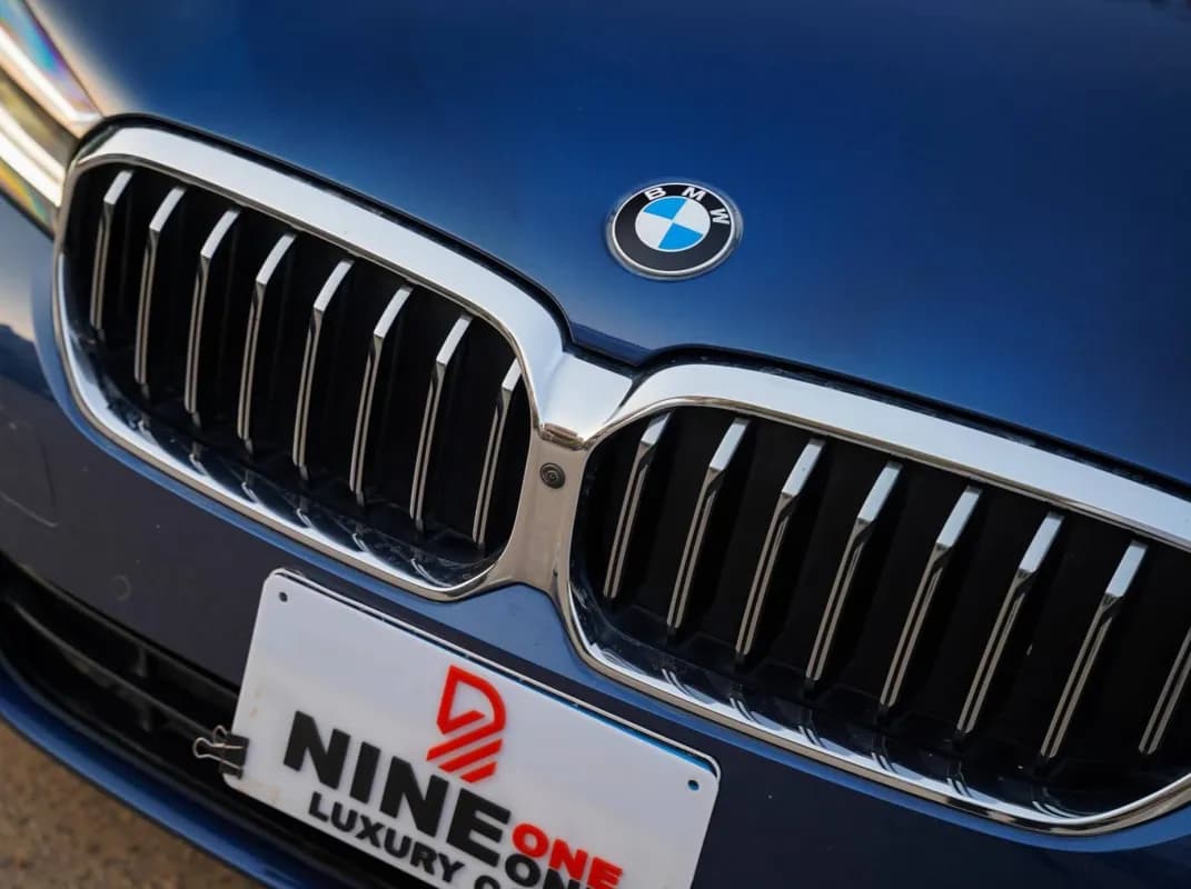 بي ام دبليو 530i 2023 لاكشري أزرق أوتوماتيك — مستعملة