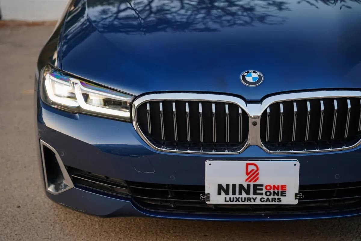 بي ام دبليو 530i 2023 لاكشري أزرق أوتوماتيك — مستعملة