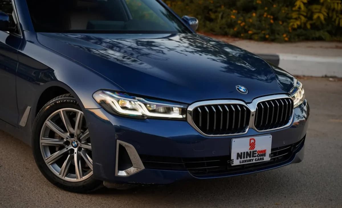 بي ام دبليو 530i 2023 لاكشري أزرق أوتوماتيك — مستعملة