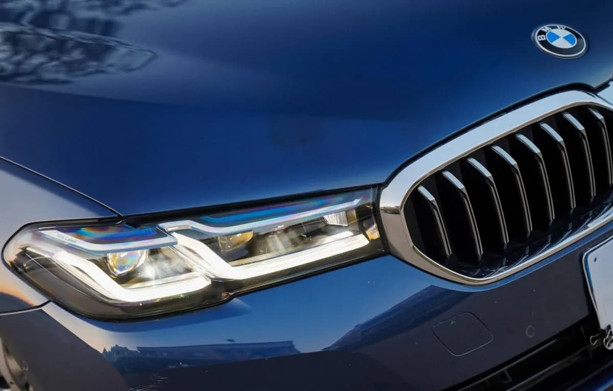 بي ام دبليو 530i 2023 لاكشري أزرق أوتوماتيك — مستعملة