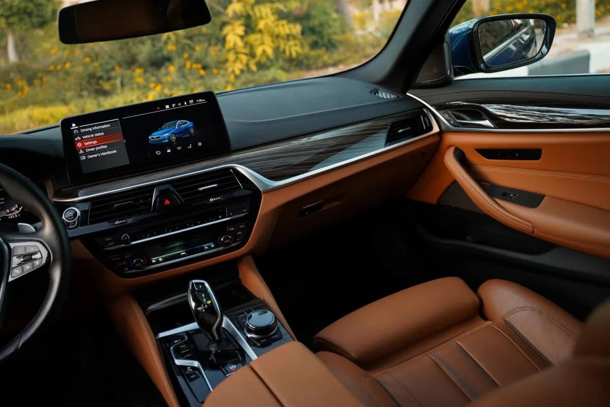 بي ام دبليو 530i 2023 لاكشري أزرق أوتوماتيك — مستعملة