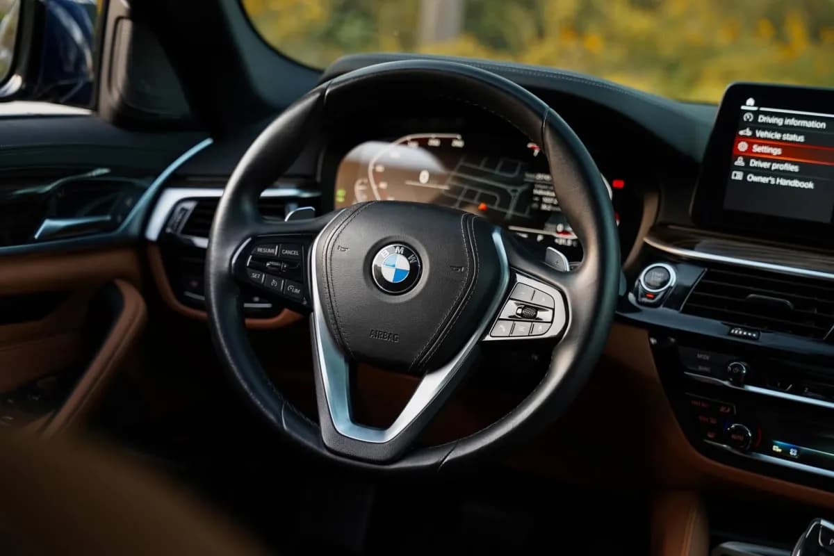 بي ام دبليو 530i 2023 لاكشري أزرق أوتوماتيك — مستعملة