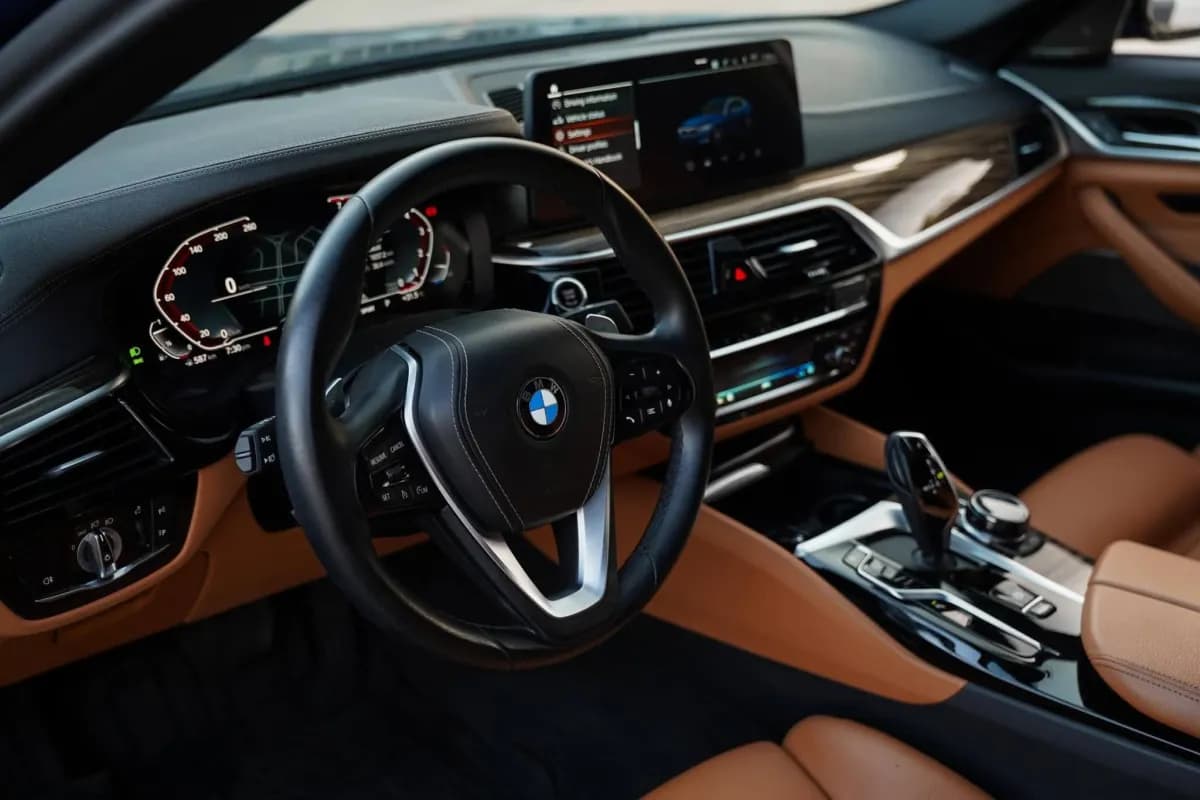 بي ام دبليو 530i 2023 لاكشري أزرق أوتوماتيك — مستعملة