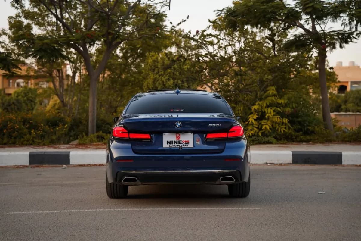 بي ام دبليو 530i 2023 لاكشري أزرق أوتوماتيك — مستعملة