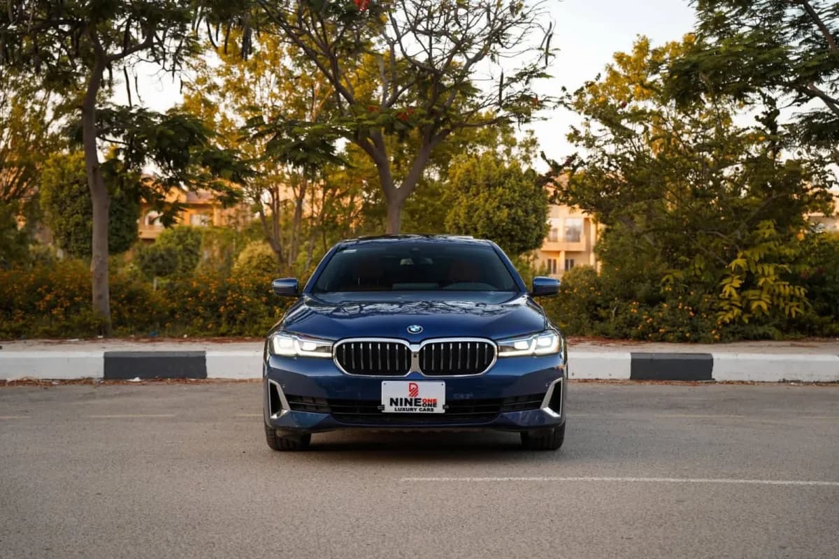 بي ام دبليو 530i 2023 لاكشري أزرق أوتوماتيك — مستعملة