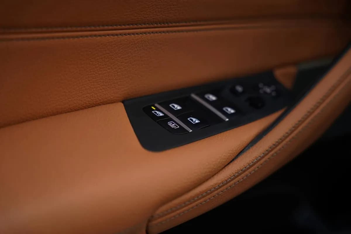 بي ام دبليو 530i 2023 لاكشري أزرق أوتوماتيك — مستعملة