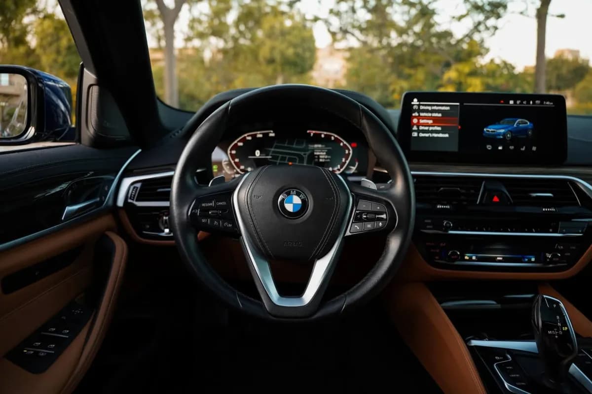 بي ام دبليو 530i 2023 لاكشري أزرق أوتوماتيك — مستعملة