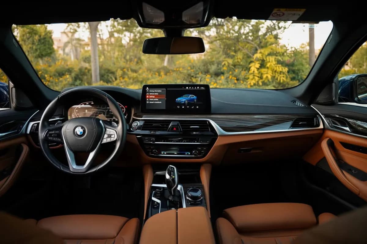 بي ام دبليو 530i 2023 لاكشري أزرق أوتوماتيك — مستعملة
