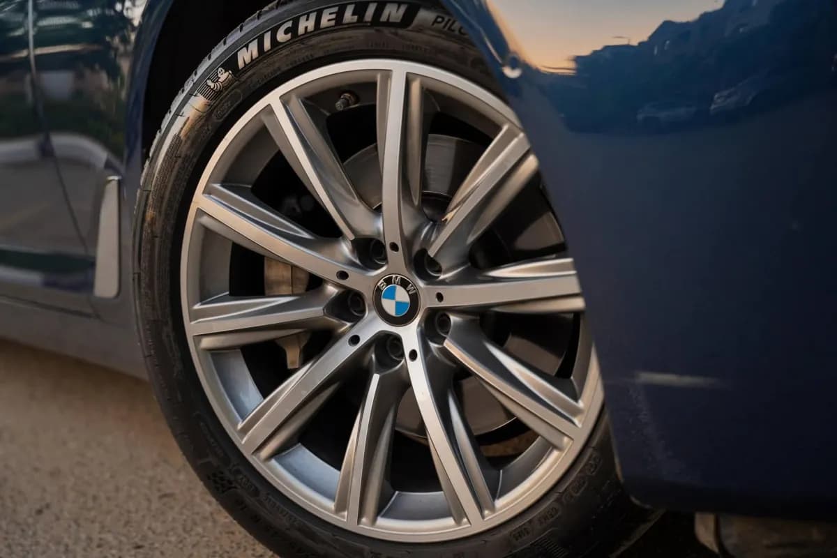 بي ام دبليو 530i 2023 لاكشري أزرق أوتوماتيك — مستعملة