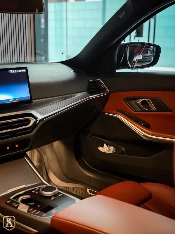 بي ام دبليو 320i 2024 أم سبورت باكيدج أسود أوتوماتيك — مستعملة