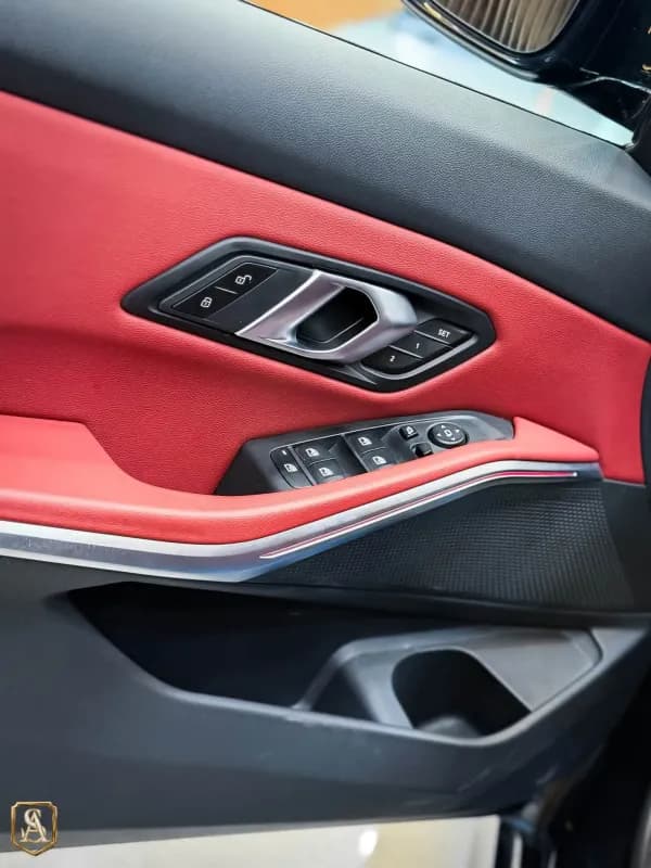 بي ام دبليو 320i 2024 أم سبورت باكيدج أسود أوتوماتيك — مستعملة