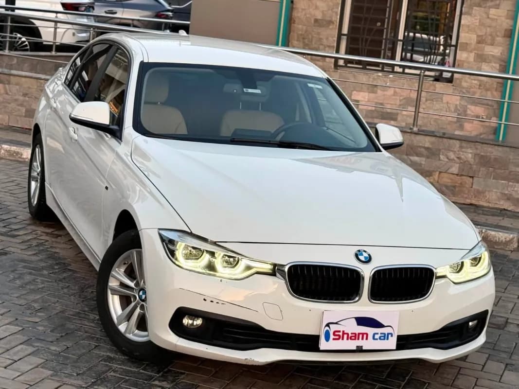 بي ام دبليو 318i 2018 لاكشري أبيض أوتوماتيك — مستعملة
