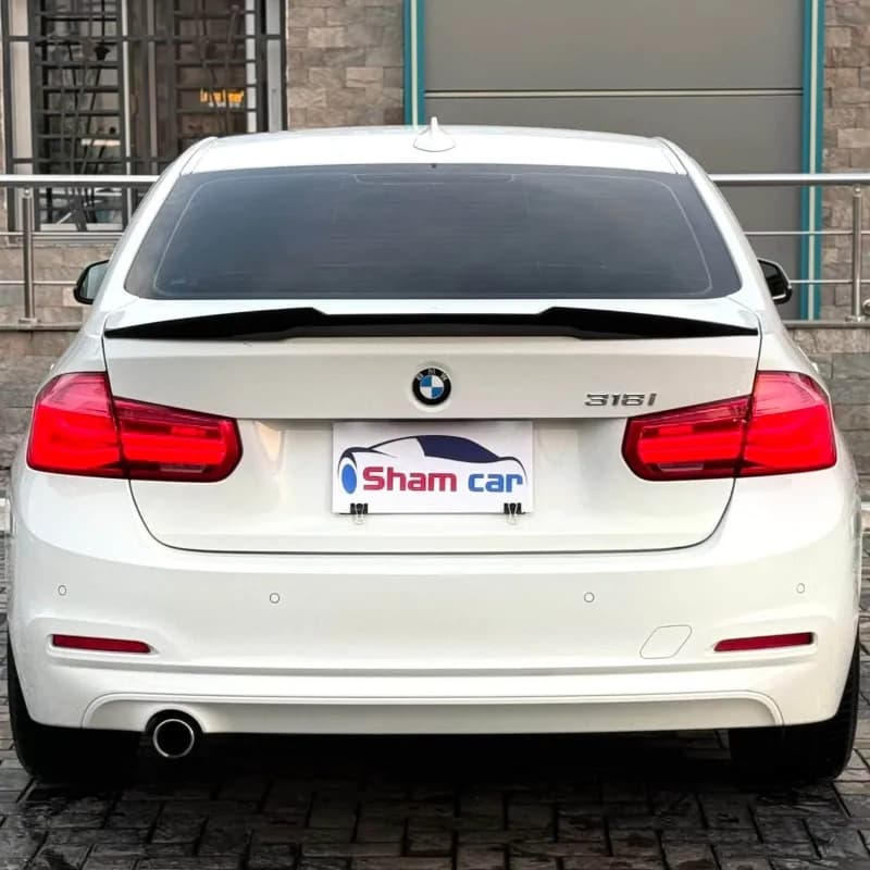 بي ام دبليو 318i 2018 لاكشري أبيض أوتوماتيك — مستعملة