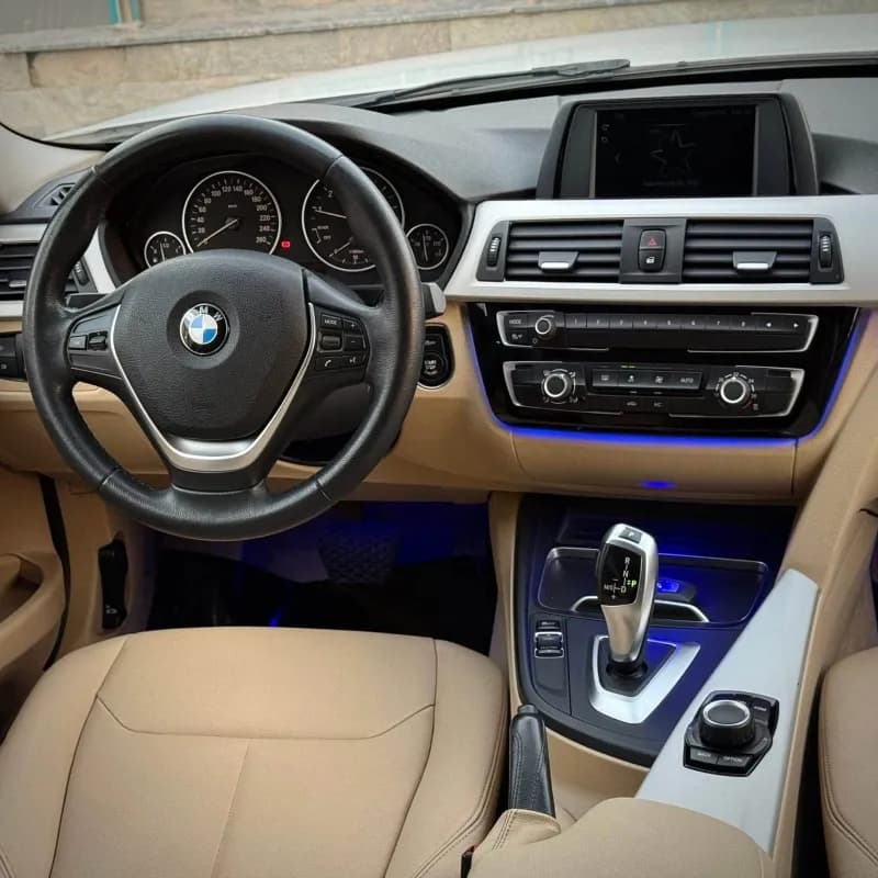 بي ام دبليو 318i 2018 لاكشري أبيض أوتوماتيك — مستعملة