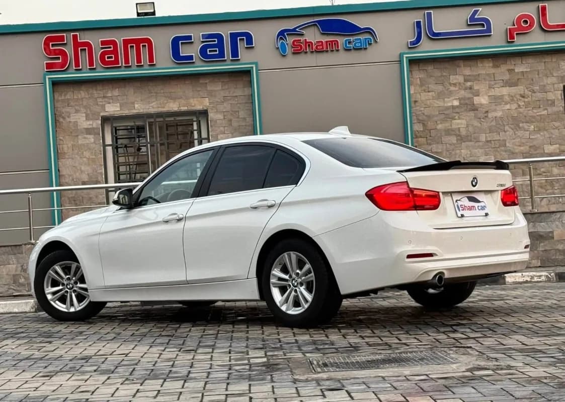 بي ام دبليو 318i 2018 لاكشري أبيض أوتوماتيك — مستعملة
