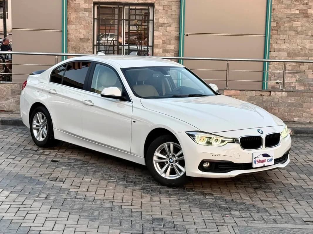 بي ام دبليو 318i 2018 لاكشري أبيض أوتوماتيك — مستعملة