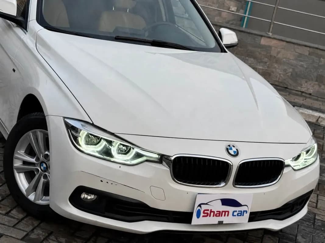 بي ام دبليو 318i 2018 لاكشري أبيض أوتوماتيك — مستعملة