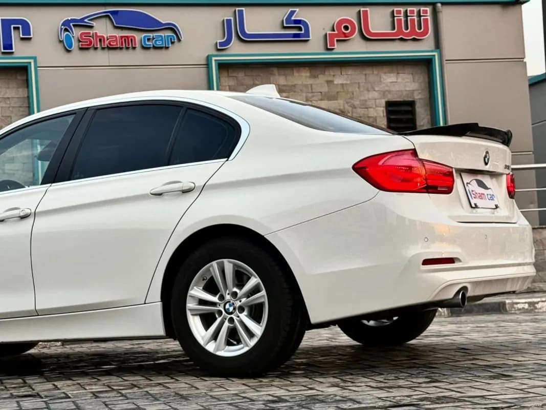 بي ام دبليو 318i 2018 لاكشري أبيض أوتوماتيك — مستعملة