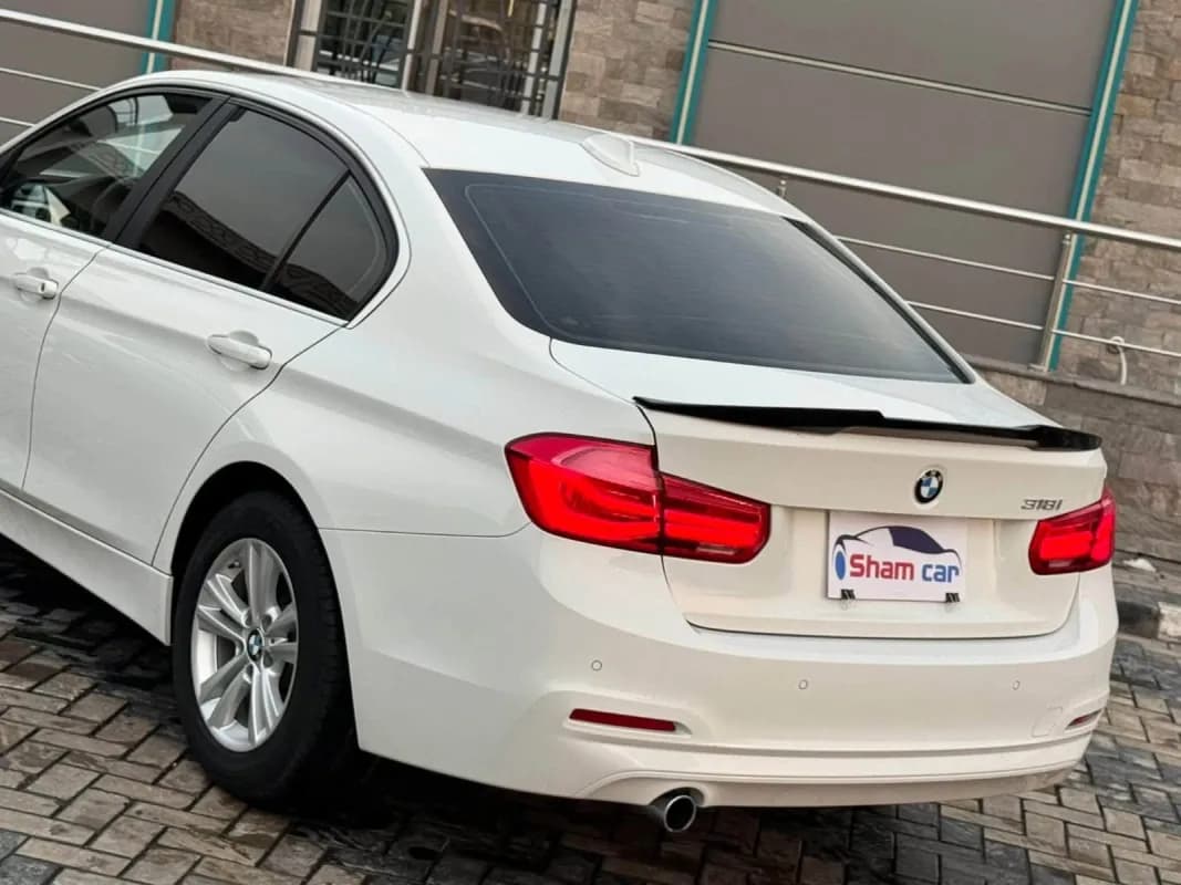 بي ام دبليو 318i 2018 لاكشري أبيض أوتوماتيك — مستعملة