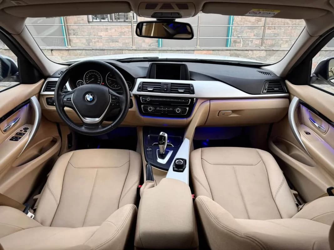 بي ام دبليو 318i 2018 لاكشري أبيض أوتوماتيك — مستعملة
