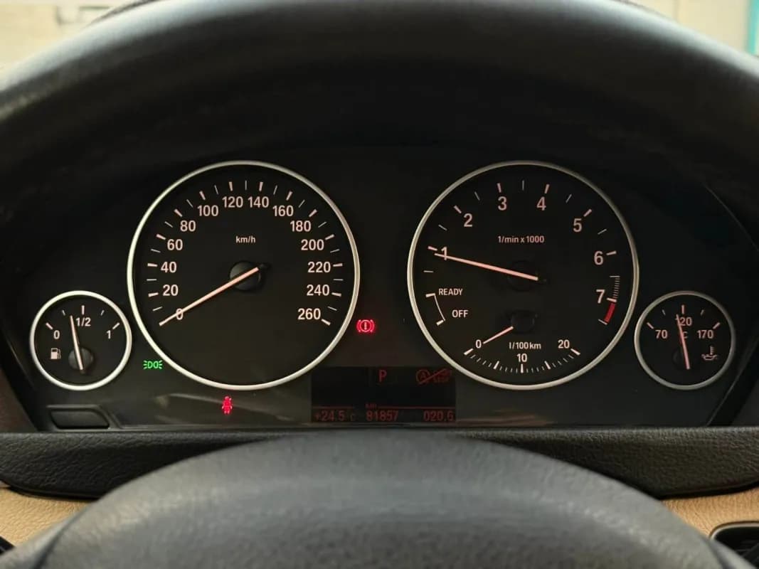 بي ام دبليو 318i 2018 لاكشري أبيض أوتوماتيك — مستعملة