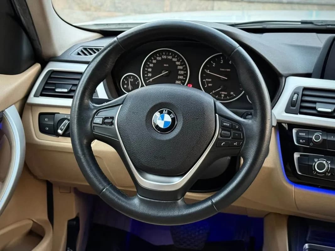 بي ام دبليو 318i 2018 لاكشري أبيض أوتوماتيك — مستعملة