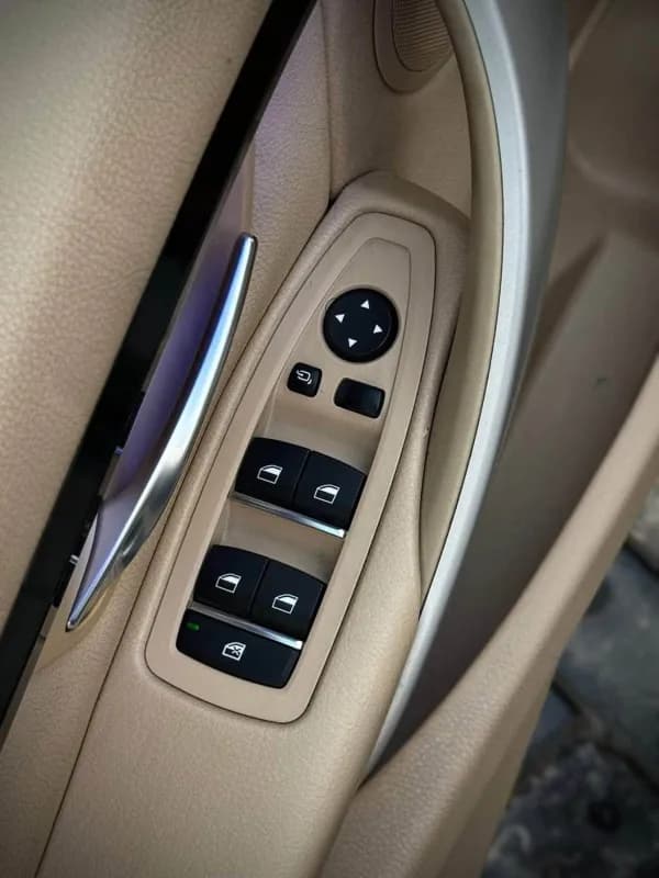 بي ام دبليو 318i 2018 لاكشري أبيض أوتوماتيك — مستعملة