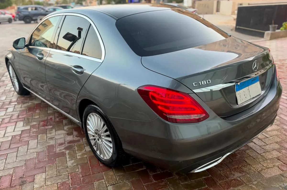 مرسيدس بنز C180 2018 اكسكلوسف رمادي أوتوماتيك — مستعملة