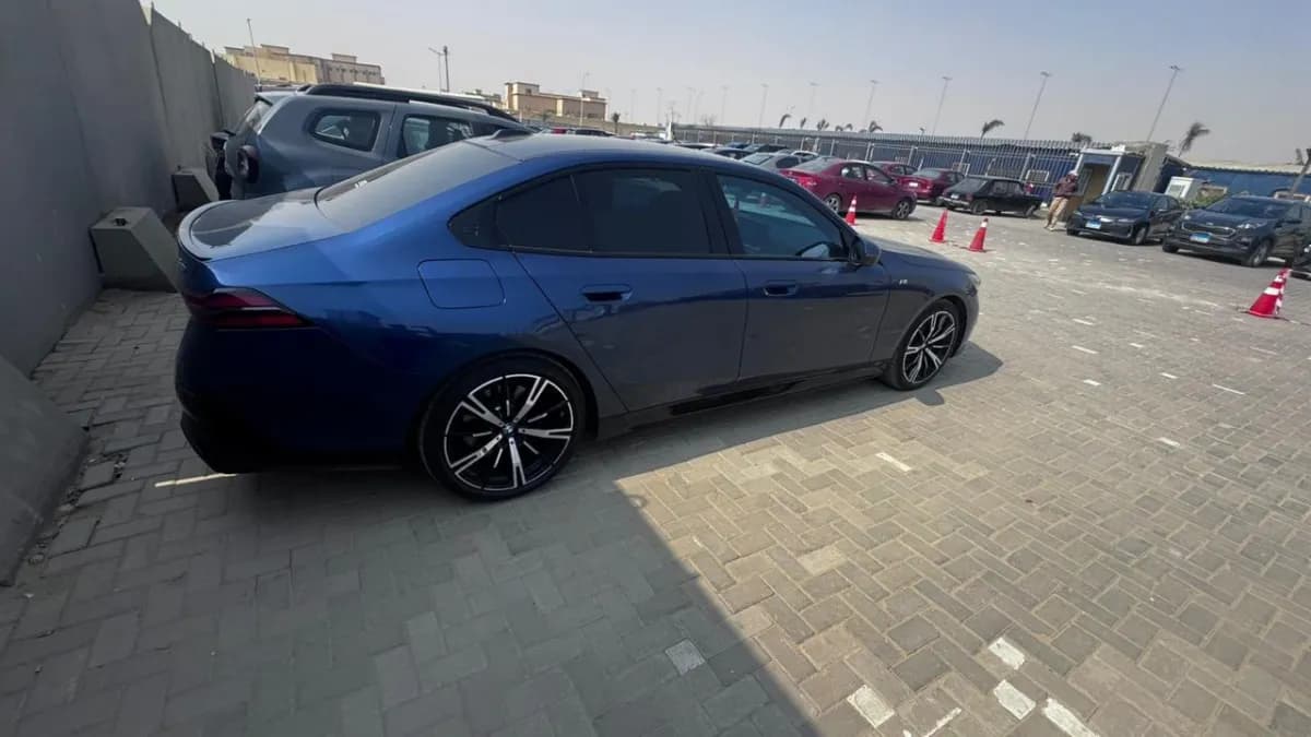 بي ام دبليو 520i 2025 ام سبورت أزرق فيورد أوتوماتيك — مستعملة