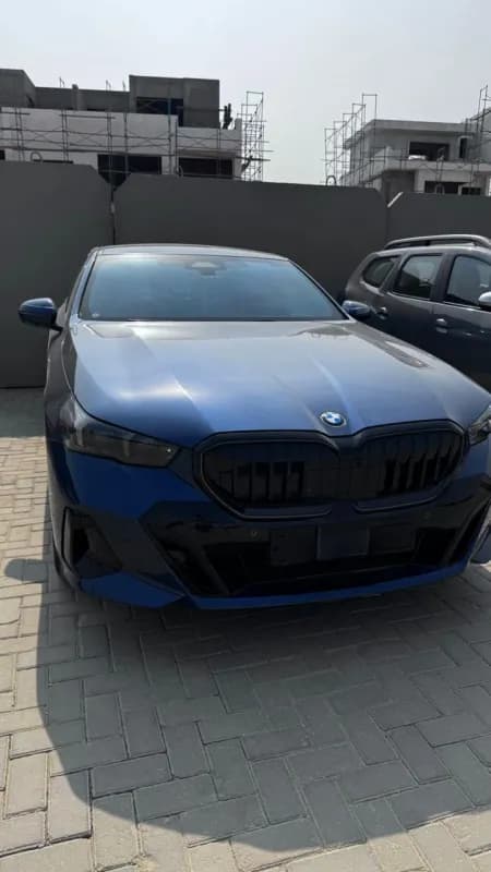 بي ام دبليو 520i 2025 ام سبورت أزرق فيورد أوتوماتيك — مستعملة