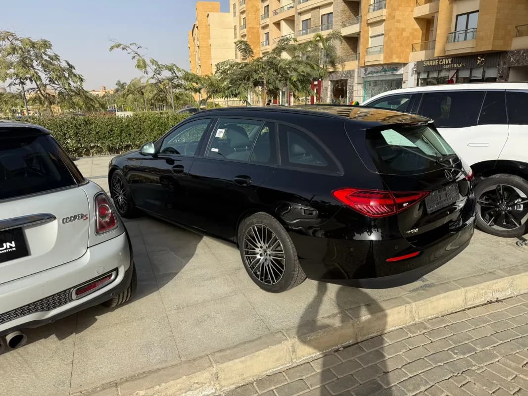 مرسيدس بنز C180 2022 افينت جراد أسود أوتوماتيك — مستعملة