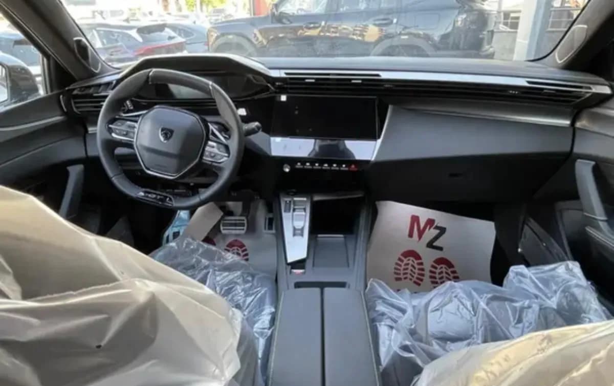 بيجو 408 2027 جي تي لاين أبيض أوتوماتيك — جديدة