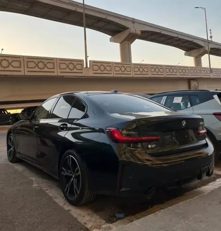 بي ام دبليو 320i 2026 أم سبورت باكيدج أسود أوتوماتيك — جديدة
