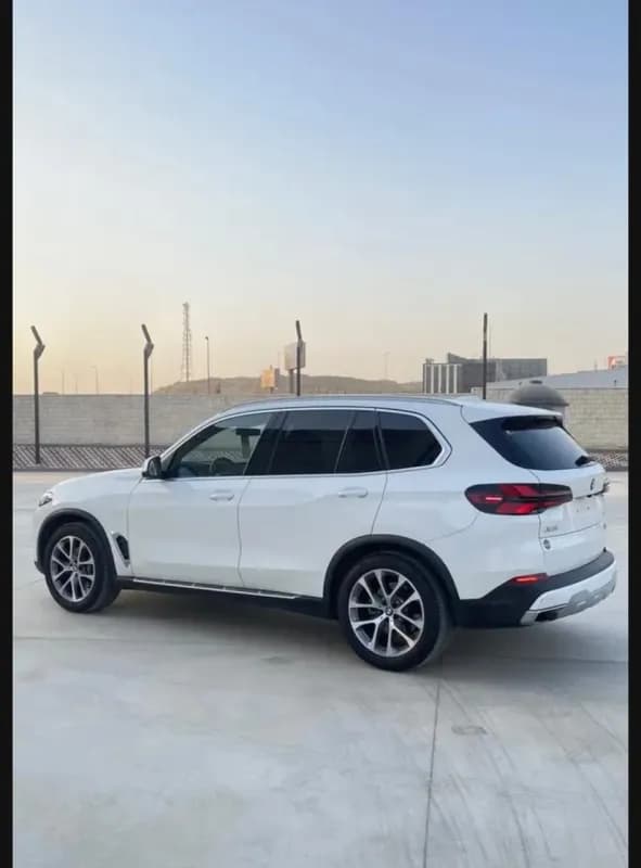 بي ام دبليو X5 2025 ام سبورت أبيض أوتوماتيك — مستعملة