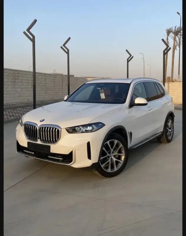 بي ام دبليو X5 2025 ام سبورت أبيض أوتوماتيك — مستعملة