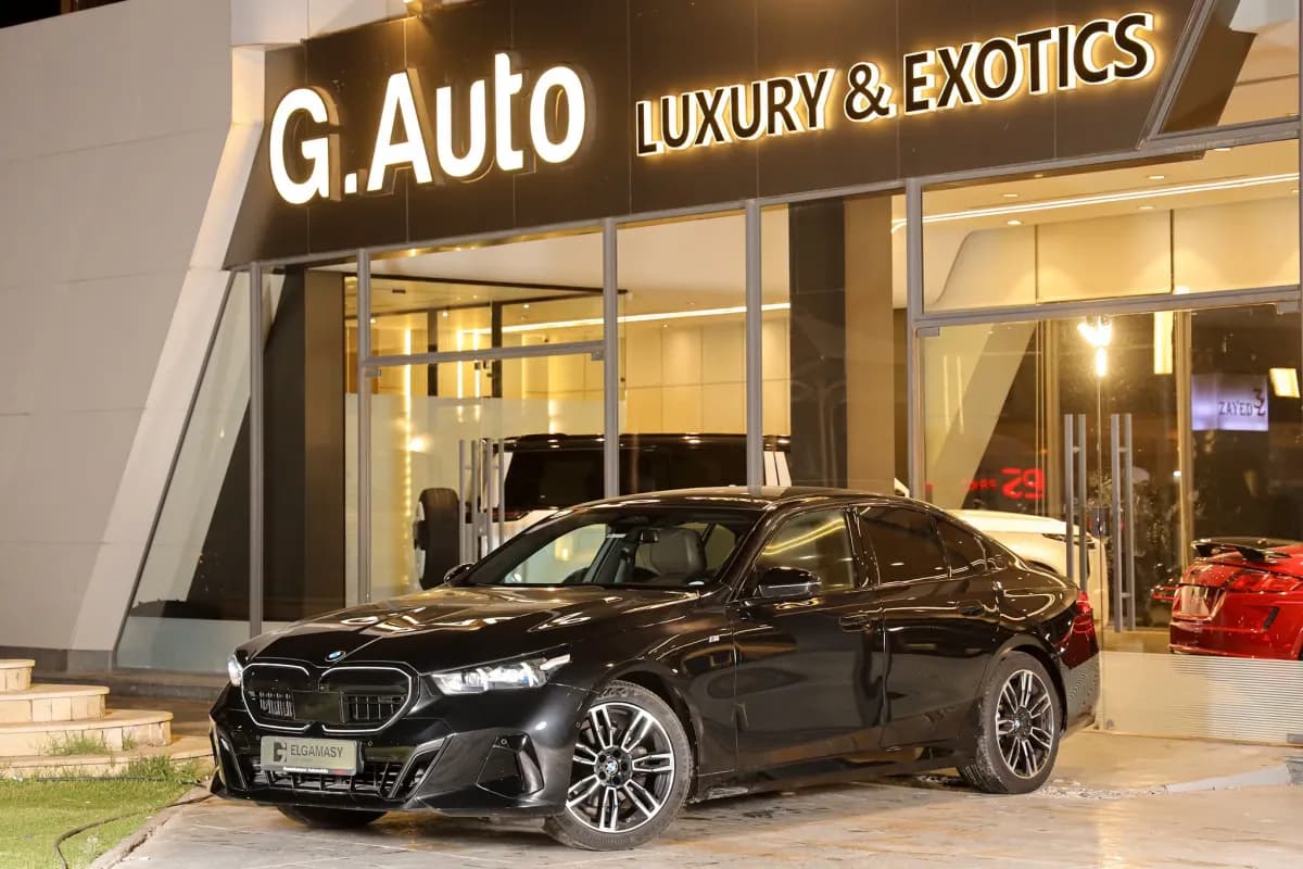 بي ام دبليو 520i 2024 لاكشري أسود أوتوماتيك — مستعملة