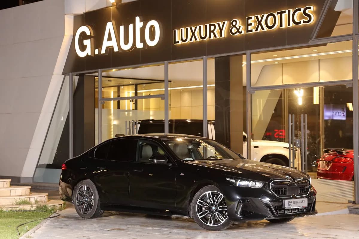 بي ام دبليو 520i 2024 لاكشري أسود أوتوماتيك — مستعملة