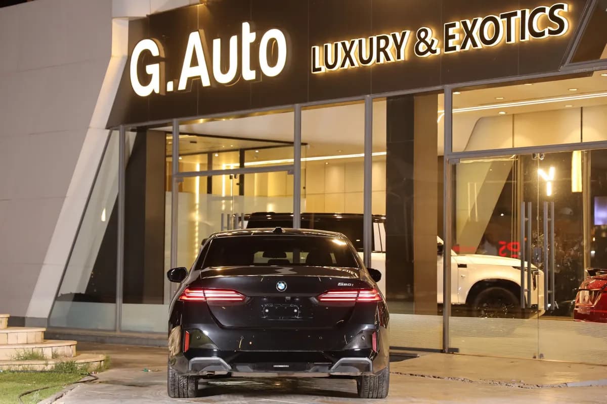 بي ام دبليو 520i 2024 لاكشري أسود أوتوماتيك — مستعملة