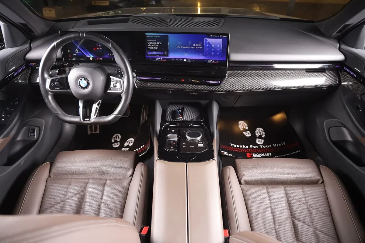 بي ام دبليو 520i 2024 لاكشري أسود أوتوماتيك — مستعملة